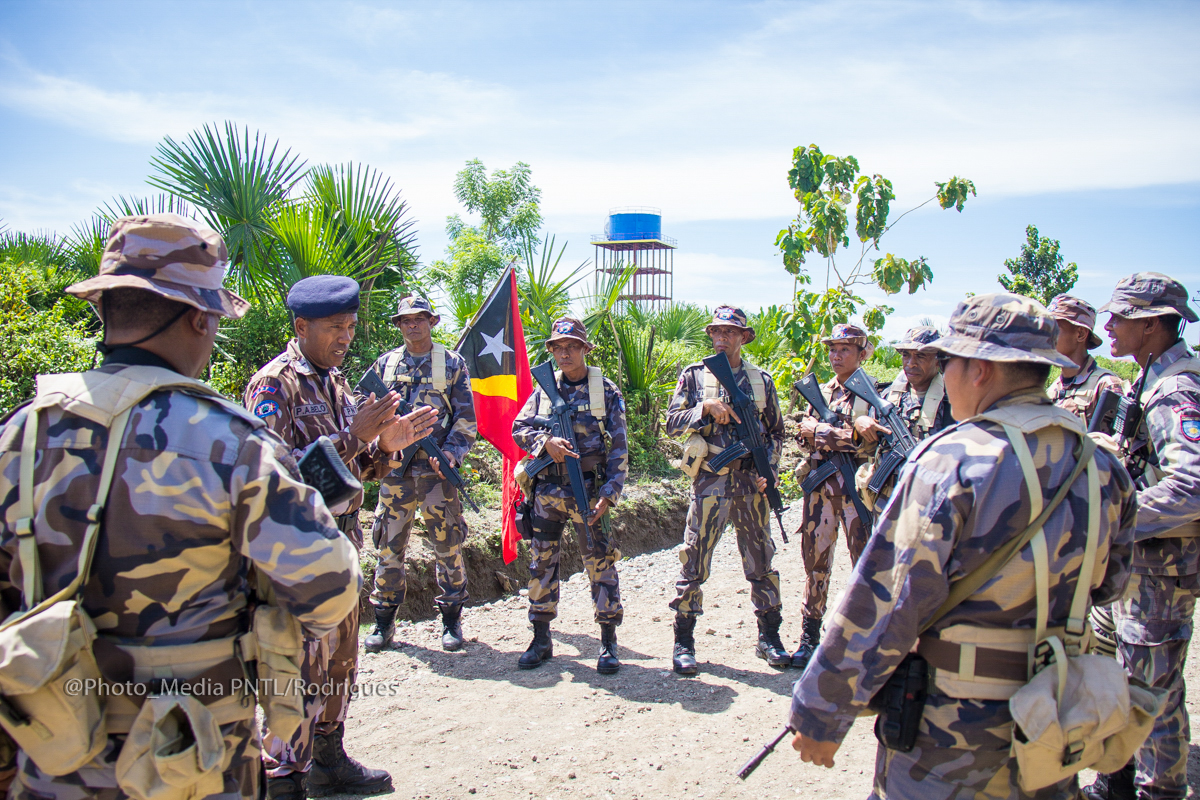 Membru UPF rona hela esplikasaun hosi komandante antes hala’o atividade patrollamentu iha liña fronteira. Foto, Mídia PNTL.