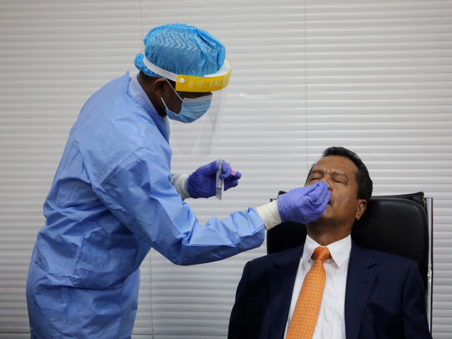   Prezidente PN, Aniceto Guterres Lopes, hala’o hela test swab ba daruak hosi médiku iha sala konfrensia PN, Kuarta, (28/04). Foto, Mídia PN.