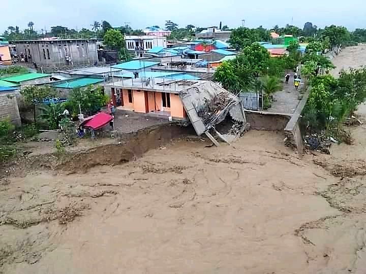 Mota sobu komunidade nia uma tanba impaktu hosi inundasaun relasiona ho udan-boot iha loron 04 Abril 2021. Foto, Internete.