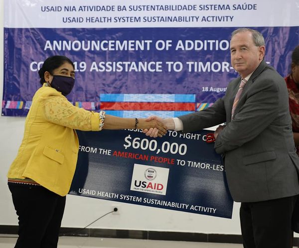 Embaixadór EUA, Tom Deley, entrega simbolika apoiu fundu $600.000 USD ba Ministra Saúde, Odete Freitas Belo. Foto, Midia MS. 