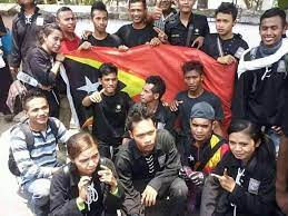 Timoroan membru PSHT hasai foto ho Bandeira Nasional Timor-Leste. Foto, Internete.