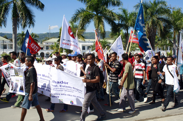 Timoroan hala’o marsa wainhira selebra loron mundiál traballador nian iha Timor-Leste. Foto, Internete.