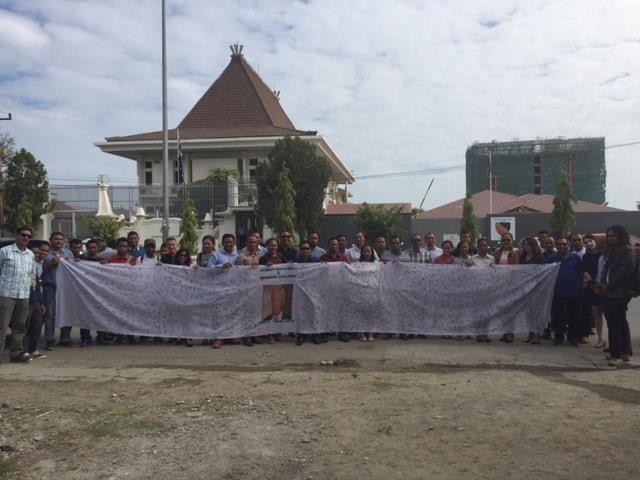 Timoroan fó ninia solidariedade ba Collarey no Witness iha Embasada Australia iha Timor-Leste nia oin. Foto, MKOTT.
