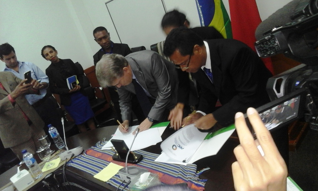 Embasador Brazil iha Timor-Leste Aldemo Garcia no Prezidente PN, Aniceto Guterres asina hela akordu. Foto, SMI.