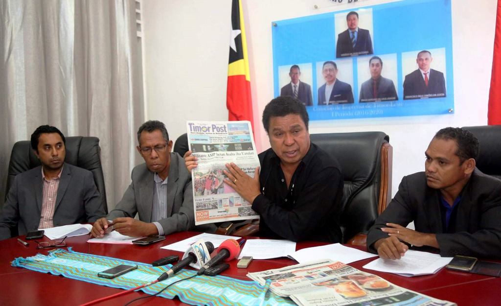 Konfrensia Imprensa CI, Prezidente CI Virgilio da Silva Guterres hatudu hela foto espesiál iha Diáriu Timor Post. Foto, Mídia CI.