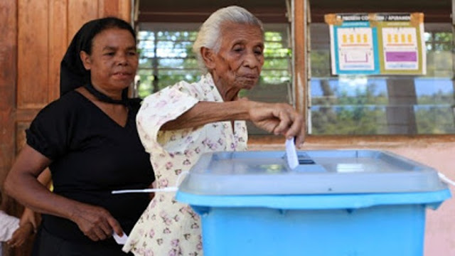 Avo nu'udar votante hatama hela buletim de votu iha kabina. Foto, internet.
