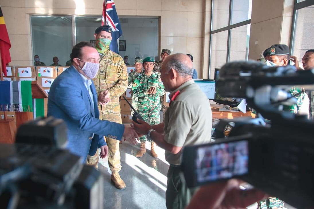  Embaixadór Australia iha Timor-Leste, Peter Roberts entrega hela rádiu ba Xefe Estadu, Major Jenerál Lere Anan Timur, iha Kuartel-Jerál F-FDTL, Fatuhada-Díli. Foto, Midia Embaxada Australia.