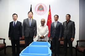 Foto hamutuk Embasador Xina iha Timor-Leste, Liu Hoyang ho Primeiru Ministru Mari Alkatiri hafoin entrega simbolikamente urna ba Governu TL. Foto, Tatoli.